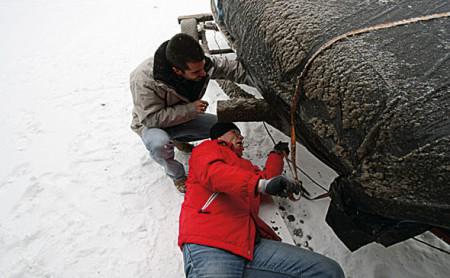 Aquila im Schnee. Luis macht sich die Schweins-ledernen schmutzig, ich gebe schlaue Ratschläge, wie man die vereisten Spanner löst. Roland sieht zu und fotografiert ¿