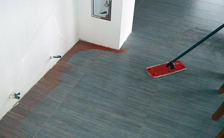 Rauchzeichen im Wohnzimmer: Wehe, wenn eine orange Rauchpatrone auf ein Putztürl losgelassen wird!