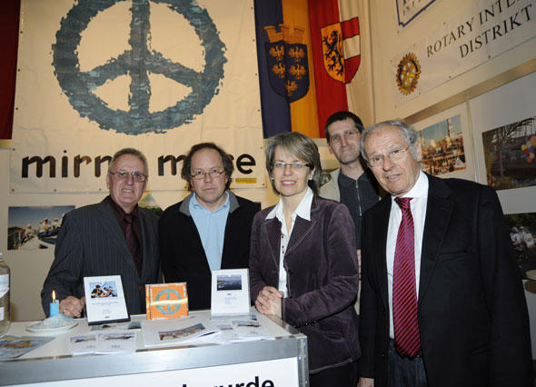 Von links: Otto Ziegler (Messe Boot Tulln), Christian Winkler (mirno more Friedensflotte), Landesrätin Dr. Petra Bohuslav (NÖ Landesregierung), Peter Hiller (mirno more) und Bürgermeister Willi Stift (Tulln)