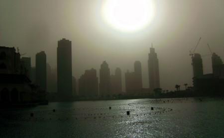 Unwirklich. Die Kulisse von Dubai wirkt wie eine künstliche Modellbau-Welt