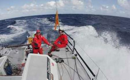 Nico Delle Karth fuehlt sich wie am 49er, nur dass die Raume nie aufhoert. Stundenlang surft er mit Vaquita und ist dem Class40 segeln verfallen.