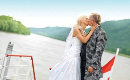 Auf einem Schiff in den Hafen der Ehe einlaufen ¿ besonders passend für Wassersportler