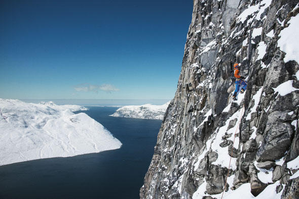 Alpinisten touren mit der Yacht durch Grönland - zu sehen in der Doku Between Places