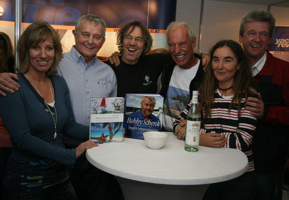 Bild mit Seltenheitswert (vlnr): YR-Redakteurin Judith Duller-Mayrhofer mit Bobby Schenk, Wolfgang Slanec, Wolfgang Hausner, Doris Renoldner und Norbert Sedlacek