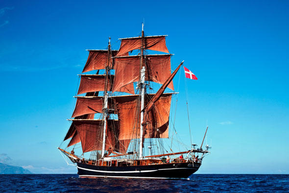 Die Eye of the Wind wurde kürzlich als Schulschiff zertifiziert; Trainées sind willkommen