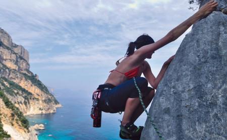 Cala Goloritze auf Sardinien: Ziemlich arger Fels, den es zu erklimmen gilt, dafür belohnt die Spitze mit einem sensationellen Ausblick auf Bucht und Yacht