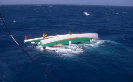 Ist ein Tri einmal durchgekentert, wie hier die Groupama 3 im Pazifik, braucht es Hilfe von außen. Ein neues Konzept soll das ändern