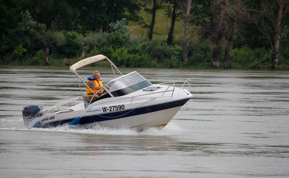 Motorboot Test auf der Donau